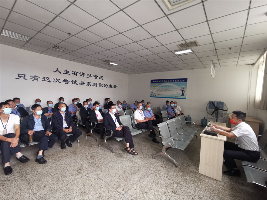 落實(shí)主體責(zé)任，推動安全發(fā)展_副本